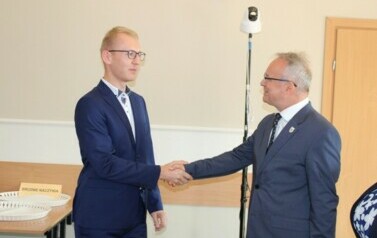 W&oacute;jt Gminy Sośno Piotr Dobrzański gratuluje panu Arkadiuszowi Stryszykowi objęcia stanowiska Skarbnika Gminy Sośno