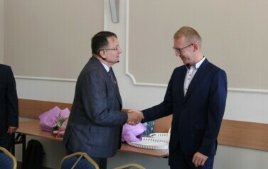 Przewodniczący Rady Gminy Sośno Ryszard Badziński składa gratulacje nowemu Skarbnikowi Gminy Sośno panu Arkadiuszowi Stryszykowi