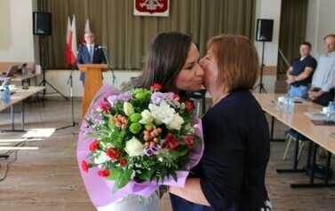 Pożegnanie Skarbnik Gminy Sośno - kwiaty wręcza Dyrektor Gminnego Ośrodka Pomocy Społecznej w Sośnie