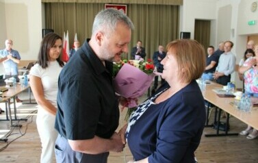 Pożegnanie Skarbnik Gminy Sośno - kwiaty wręcza Dyrektor Zakładu Gospodarki Komunalnej w Sośnie