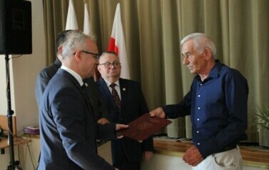Ustępujący sołtys wsi Zielonka - pan Roman Kuzara otrzymuje upominek, jako dow&oacute;d wdzięczności za długoletnią wsp&oacute;łpracę