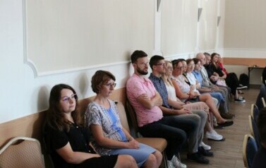 Pracownicy urzędu gminy oraz gminnej jednostki organizacyjnej (BDK) przybyli na sesję pożegnać panią skarbnik
