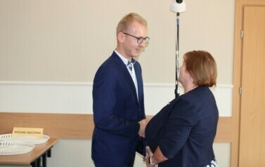 Ustępująca pani skarbnik składa gratulacje swojemu następcy