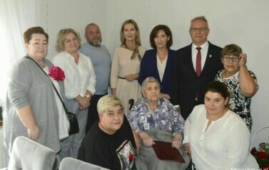 Pamiątkowa fotografia z okazji setnych urodzin mieszkanki Gminy Sośno. Na zdjęciu jubilatka z najbliższą rodziną oraz przedstawiciele samorządu gminy. 
