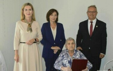 Pamiątkowa fotografia z okazji setnych urodzin mieszkanki Gminy Sośno. Na zdjęciu jubilatka z przedstawicielami samorządu gminy. 