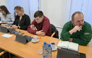 Radni biorący udział we wsp&oacute;lnym posiedzeniu wszystkich komisji rady gminy