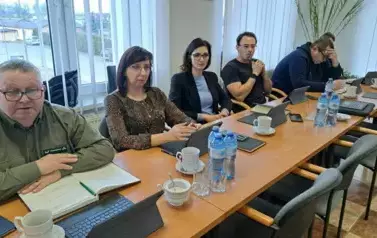 Radni uważnie słuchający w&oacute;jta gminy, kt&oacute;ry proponuje kontynuowanie dopłat z budżetu gminy do usług wodociągowych i kanalizacyjnych 