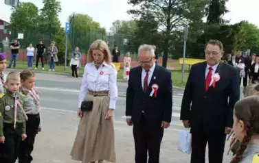 Święto Konstytucji 3 Maja 2025 Złożenie kwiat&oacute;w pod &bdquo;Pomnikiem Wdzięczności&rdquo; 21
