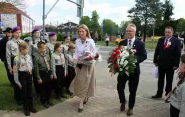 Święto Konstytucji 3 Maja 2025 Złożenie kwiat&oacute;w pod &bdquo;Pomnikiem Wdzięczności&rdquo; 23