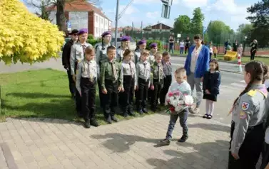 Święto Konstytucji 3 Maja 2025 Złożenie kwiat&oacute;w pod &bdquo;Pomnikiem Wdzięczności&rdquo; 29