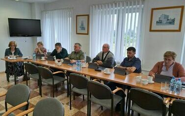 Skarbnik Gminy Sośno przedstawia proponowane zmiany w tegorocznym budżecie gminy (komisja rewizyjna i oświaty)