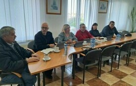 Radni uważnie słuchający w&oacute;jta gminy w momencie omawiania przez niego projektu uchwały w przedmiocie programu wsp&oacute;łpracy z organizacjami pozarządowymi w 2025 roku