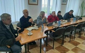 Radni biorący udział w spotkaniu zespołu przewodniczących poszczeg&oacute;lnych komisji rady gminy