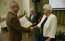 W&oacute;jt Gminy Sośno Piotr Dobrzański wręcza wyr&oacute;żnienie Pani Janinie Małek oraz Pani Krystynie Maciejewskiej