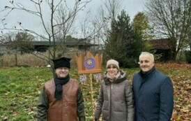 Posadzenie drzewa przez zuch&oacute;w i harcerzy w Parku Szkolnym w Wielowiczu 2