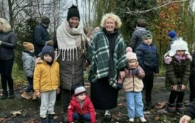 Posadzenie drzewa przez zuch&oacute;w i harcerzy w Parku Szkolnym w Wielowiczu 9