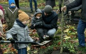 Posadzenie drzewa przez zuch&oacute;w i harcerzy w Parku Szkolnym w Wielowiczu 13