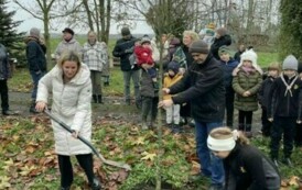 Posadzenie drzewa przez zuch&oacute;w i harcerzy w Parku Szkolnym w Wielowiczu 16