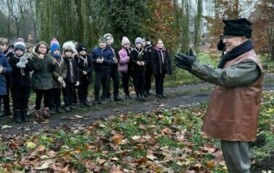 Posadzenie drzewa przez zuch&oacute;w i harcerzy w Parku Szkolnym w Wielowiczu 19
