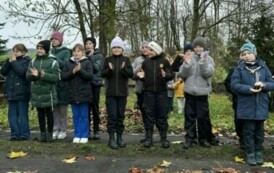 Posadzenie drzewa przez zuch&oacute;w i harcerzy w Parku Szkolnym w Wielowiczu 20