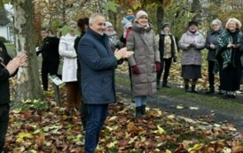 Posadzenie drzewa przez zuch&oacute;w i harcerzy w Parku Szkolnym w Wielowiczu 21