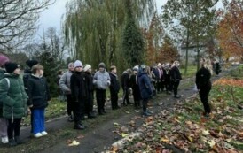 Posadzenie drzewa przez zuch&oacute;w i harcerzy w Parku Szkolnym w Wielowiczu 23