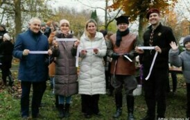 Posadzenie drzewa przez zuch&oacute;w i harcerzy w Parku Szkolnym w Wielowiczu 24