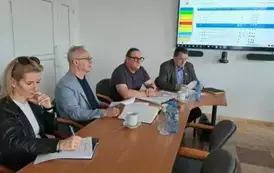 W&oacute;jt Gminy Sośno omawia projekt uchwały dotyczący udzielenia pomocy finansowej powiatowi sępoleńskiemu na dalszą budowę chodnika w miejscowości Mierucin