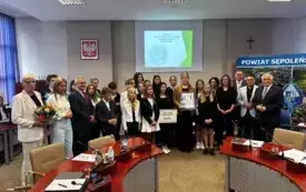 Szkolne Koło Młodych Wolontariuszy &bdquo;MOGĘ WIĘC, POMOGĘ&rdquo; przy Szkole Podstawowej im. Mieczysława Droboszewskiego w Wąwelnie laureatem &bdquo;Krajeńskiej Iskierki&rdquo; za rok 2024! 11