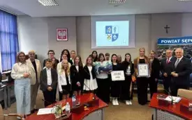 Szkolne Koło Młodych Wolontariuszy &bdquo;MOGĘ WIĘC, POMOGĘ&rdquo; przy Szkole Podstawowej im. Mieczysława Droboszewskiego w Wąwelnie laureatem &bdquo;Krajeńskiej Iskierki&rdquo; za rok 2024! 14
