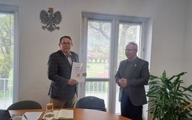 Przewodniczący rady gminy, trzymając w ręku raport otrzymany od W&oacute;jta Gminy Sośno