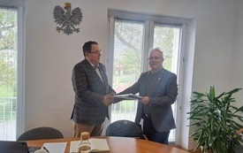 W&oacute;jt Gminy Sośno wręcza Przewodniczącemu Rady Gminy Sośno dokument pn. ,,Raport o stanie gminy Sośno w 2025 roku"