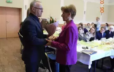 W&oacute;jt gminy wręcza kwiaty Przewodniczącej KGW, pani Dorocie Ostrouch