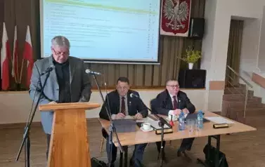 Radny Mirosław Dominiak przedstawia informację z pracy Komisji Rolnictwa, Bezpieczeństwa i Ochrony Przeciwpożarowej oraz Komisji Finans&oacute;w, Planowania, Budżetu i Spraw Socjalnych