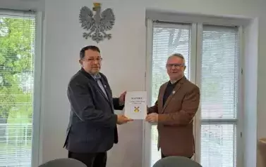 W&oacute;jt gminy wręcza przewodniczącemu rady gminy dokument pn. ,,Raport o stanie gminy w 2024 roku&quot;