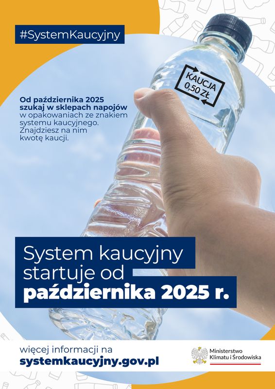 Plakat informujący o&nbsp;systemie kaucyjnym startującym od października 2025 r. w&nbsp;tle ręka trzymająca butelkę wody