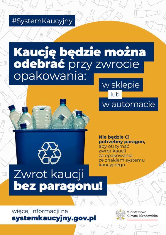 Plakat informujący o&nbsp;systemie kaucyjnym startującym od października 2025 r. w&nbsp;tle kosz pełen plastikowych butelek