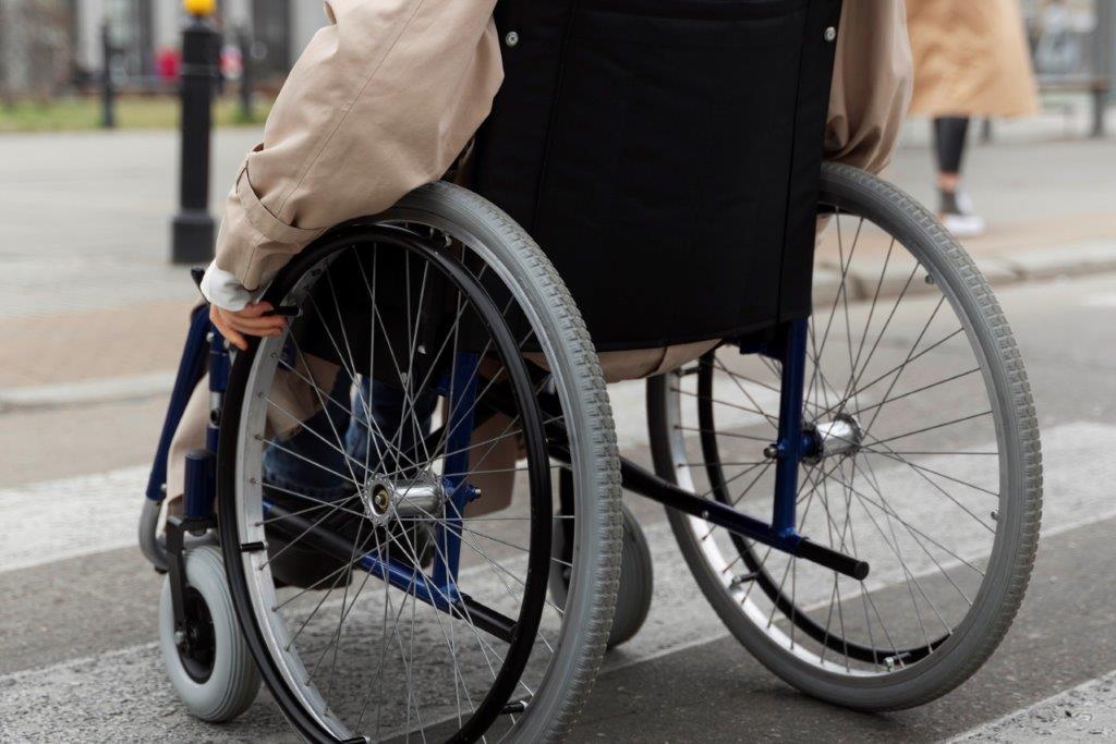 Osoba niepełnosprawna na&nbsp;w&oacute;zku inwalidzkim 
