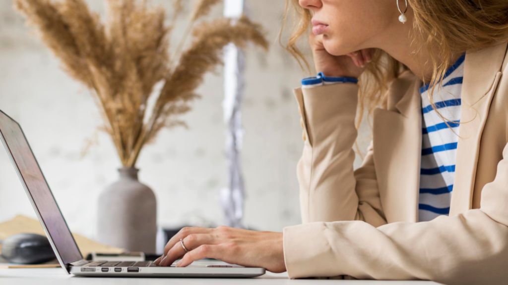 Kobieta korzysta z&nbsp;Laptopa w&nbsp;tle wazon z&nbsp;rośliną