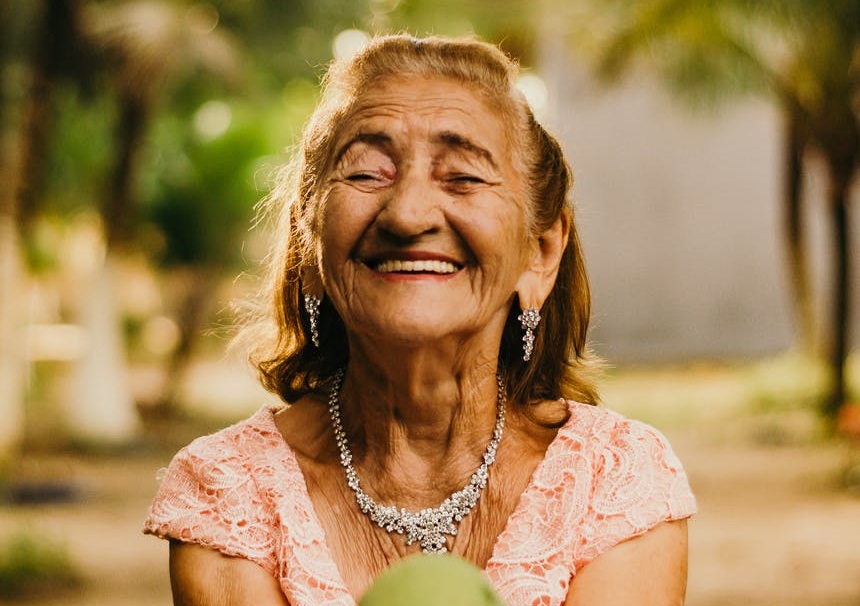 Uśmiechnięta starsza pani