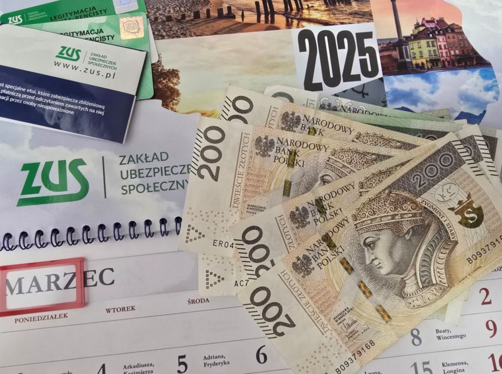 Kalendarz ZUS na&nbsp;kt&oacute;rym leżą banknoty 200 zloty
