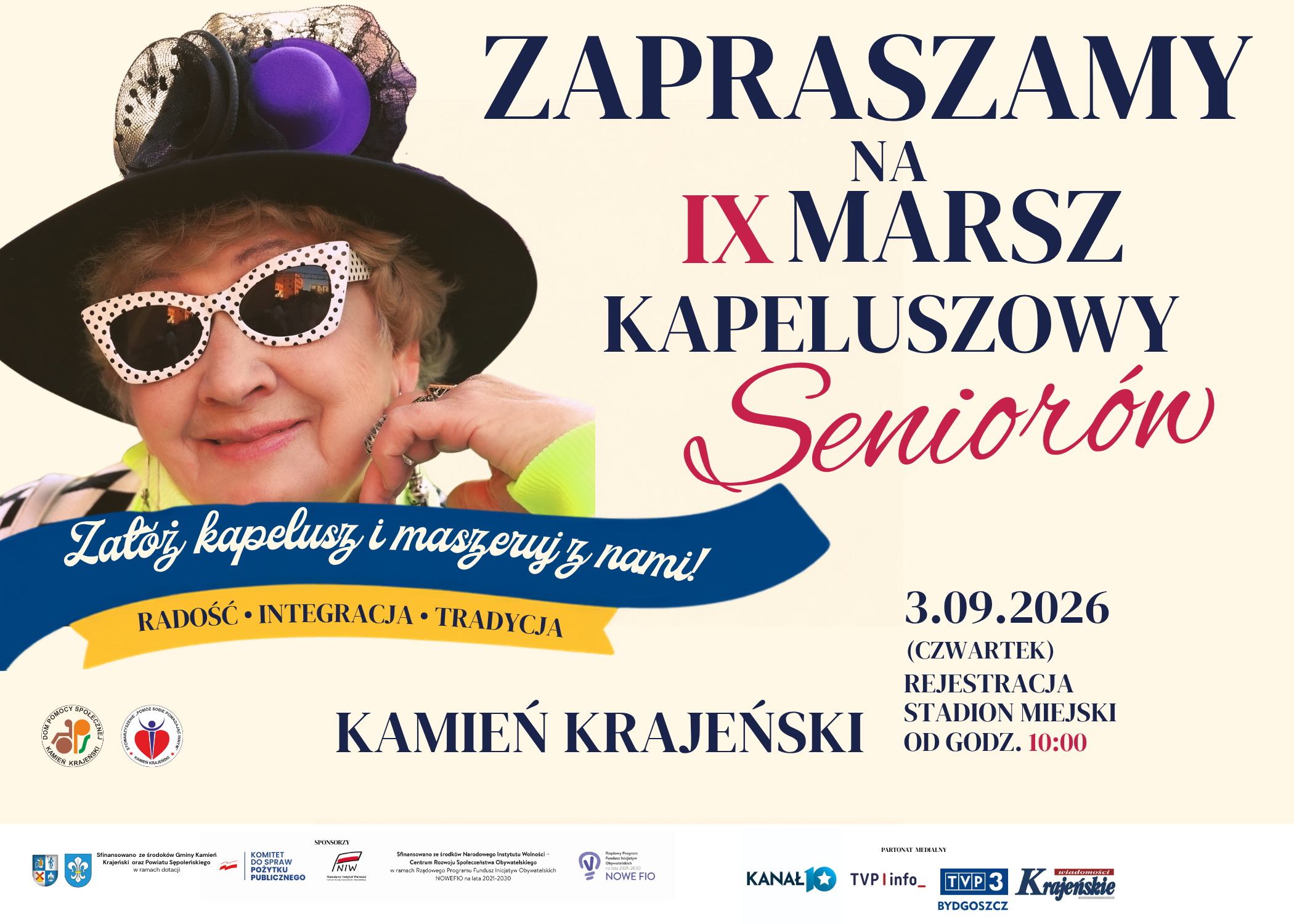 Plakat zapraszający na&nbsp;IX Marsz Kapeluszowy Senior&oacute;w w&nbsp;Kamieniu Krajeńskim. Wydarzenie odbędzie się 3 września 2026 roku, w&nbsp;czwartek. Rejestracja uczestnik&oacute;w na&nbsp;Stadionie Miejskim od godziny 10:00. Hasło wydarzenia: &bdquo;Zał&oacute;ż kapelusz i&nbsp;maszeruj z&nbsp;nami!&rdquo;. Na plakacie znajduje się zdjęcie seniorki w&nbsp;czarnym kapeluszu i&nbsp;okularach oraz&nbsp;logotypy organizator&oacute;w, sponsor&oacute;w i&nbsp;patron&oacute;w medialnych.