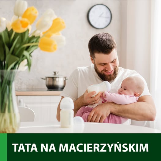 Mężczyzna karmiący dziecko
