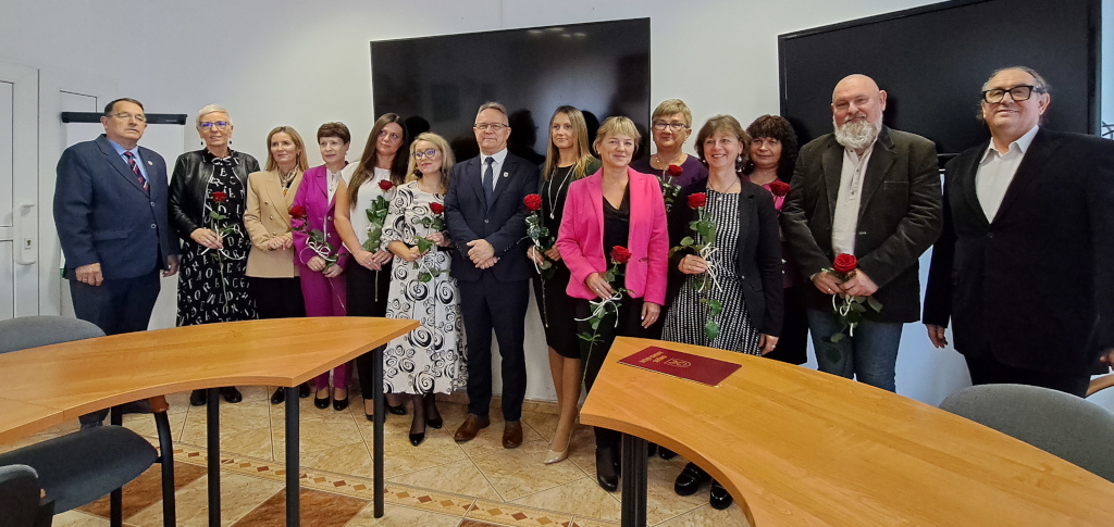 Uczestnicy uroczystości obchod&oacute;w Dnia Edukacji Narodowej