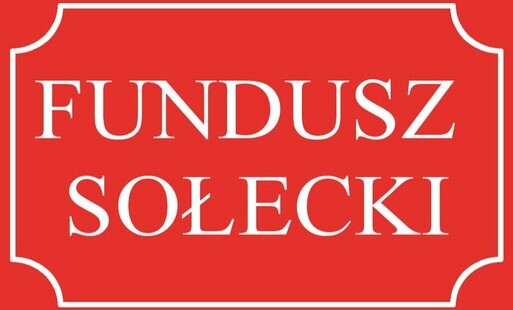 Tablica czerwona z białym napisem Fundusz Sołecki