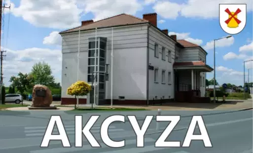 Biały napis Akcyza na szarym pasku w tle budynek UG Sośno i logo Gminy Sośno w prawym górnym rogu