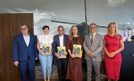 Nauczyciele awansowani do stopnia nauczyciela mianowanego w 2026 roku w towarzystwie władz Gminy Sośno.