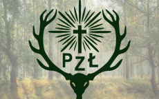 Zielone Logo PZŁ otoczone jeleniem z rogami oraz krzyżem na środku w tle las.