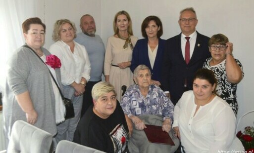 Pamiątkowa fotografia z okazji setnych urodzin mieszkanki Gminy Sośno. Na zdjęciu jubilatka z najbliższą rodziną oraz przedstawiciele samorządu gminy. 