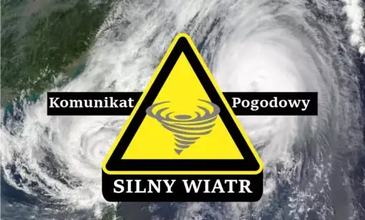Znak ostrzegawczy z grafiką trąby powietrznej. Napis komunikat pogodowy silny wiatr. W tle zdjęcie satelitarne chmur